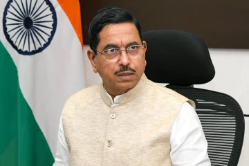 புதிய கல்வி அமைச்சராக பிரலாத் ஜோஷி நியமனம்
