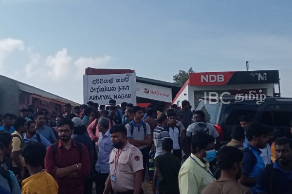 அரச பேருந்தை மோதித் தள்ளிய தொடருந்து - கிளிநொச்சியில் கோர விபத்து (படங்கள்) | Train Collides With Government Bus அரச பேருந்தை மோதித் தள்ளிய தொடருந்து - கிளிநொச்சியில் கோர விபத்து (படங்கள்) | Train Collides With Government Bus
