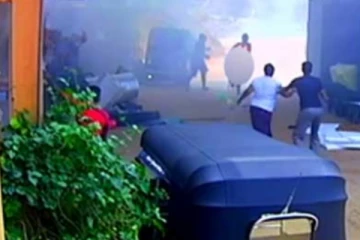 මුදලට බාල්දු වූ මනුස්සකම..ගිනිගත් මිනිසුන් අතහැර වෙළඳසැලේ ගිනි නිවා ජීවිත දෙකක් අහිමි කළ සංවේදී අවස්තාව (CCTV VIDEO)