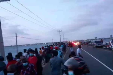 யாழில் பாலத்தினுள் தவறி வீழ்ந்த ஒருவர் கடலில் இழுத்துச் செல்லப்பட்டு மாயம்