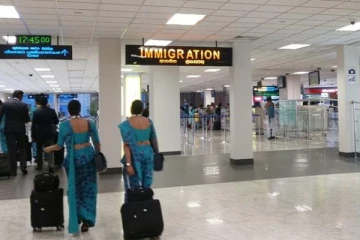 வெளிநாடு செல்ல முயன்ற தமிழ் பெண்கள் கட்டுநாயக்க விமான நிலையத்தில் கைது