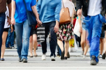 கனடாவில் களவாடச் சென்றவர் காற்சட்டையை இழந்து வீதியில் ஓட்டம்!