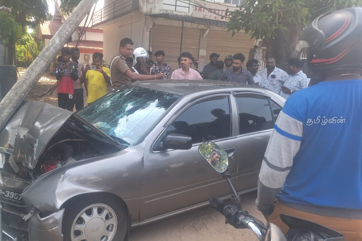 மட்டக்களப்பில் கோர விபத்து : சிறுவன் உட்பட நால்வர் காயம் | Four People Injured In Batticaloa Road Accident மட்டக்களப்பில் கோர விபத்து : சிறுவன் உட்பட நால்வர் காயம் | Four People Injured In Batticaloa Road Accident
