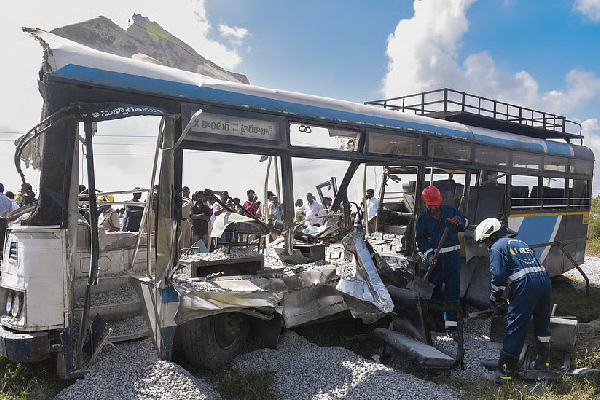 நெஞ்சை உலுக்கிய சம்பவம் ; 3 சகோதரிகளின் உயிரைப் பறித்த விபத்து; பெரும் துயரத்தில் குடும்பத்தினர் | 3 Sisters Died In Bus Accident Telangana