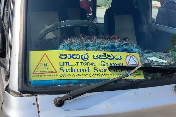 லொறி - பாடசாலை வேன் விபத்து ; மாணவர்கள் இருவர் உட்பட 3 பேர் காயம் | Lorry School Van Accident Nanu Oya லொறி - பாடசாலை வேன் விபத்து ; மாணவர்கள் இருவர் உட்பட 3 பேர் காயம் | Lorry School Van Accident Nanu Oya