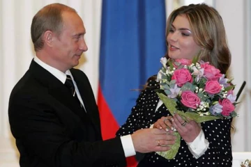 இரகசிய இடத்தில் காதலி - பிள்ளைகளை தாங்க வைத்துள்ள ரஷ்ய அதிபர்! எங்கு தெரியுமா?