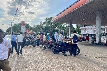 நுணாவில் எரிபொருள் நிலையத்தில் வங்கி ஊழியர்களால் ஏற்பட்டுள்ள குழப்பம்