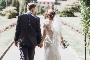 திருமணத்தில் அழையா விருந்தாளியாக நுழைந்த கரடியால் பரபரப்பு!