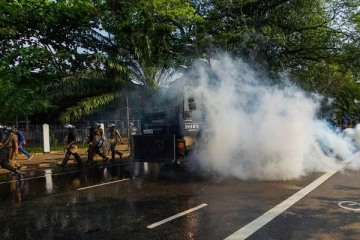 කැලණිය රත් වෙයි..! කැළණි සරසවි සිසුන්ට ජල හා කදුළු ගෑස් ප්‍රහාර- (VIDEO)