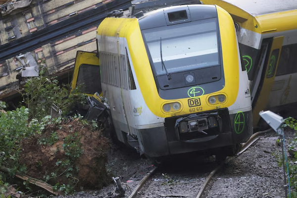 ஜேர்மனியில் புகையிரதம் தடம் புரண்டு மூவர் பலி | Three Killed In Train Derailment In Germany