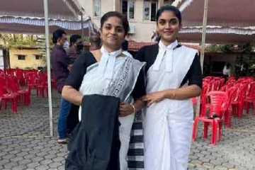 22 வருட கனவு....ஒரே கல்லூரியில் சேர்ந்து படித்து  பட்டம் பெற்ற தாயும் மகளும்