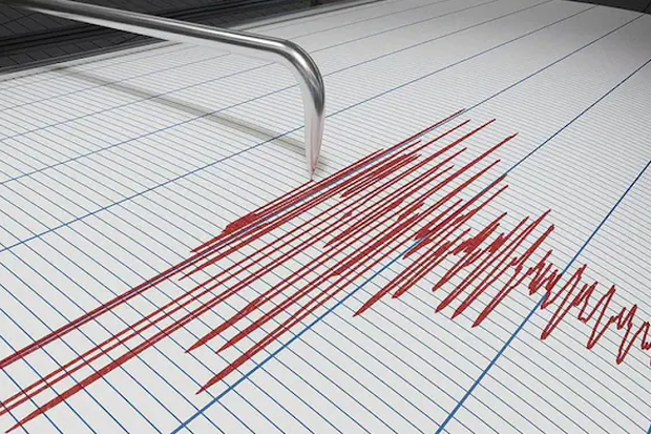 Gempa kuat melanda Indonesia – Bangunan berguncang dan orang-orang mengungsi