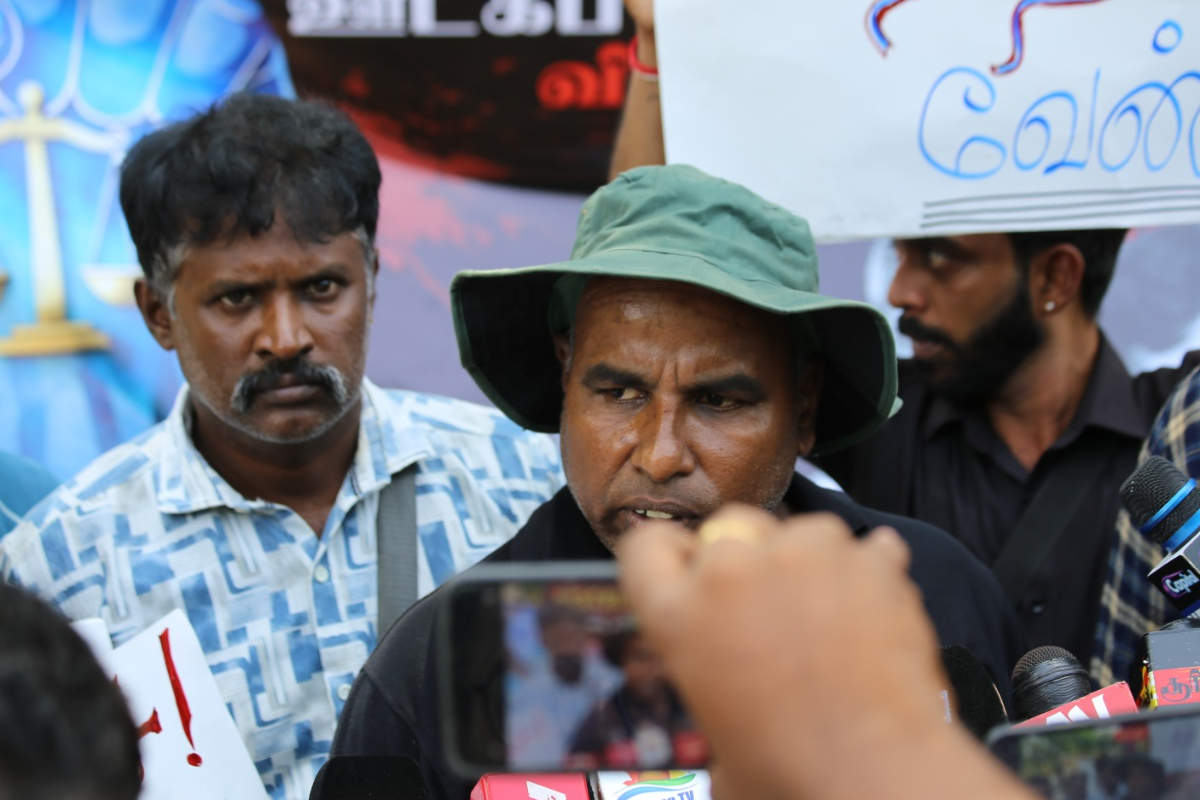 யாழில் ஊடக அடக்கு முறைக்கு எதிரான போராட்டம்: பின் கதவால் சென்ற பிரதி அமைச்சர் | Protest Against Media Repression In Jaffna யாழில் ஊடக அடக்கு முறைக்கு எதிரான போராட்டம்: பின் கதவால் சென்ற பிரதி அமைச்சர் | Protest Against Media Repression In Jaffna