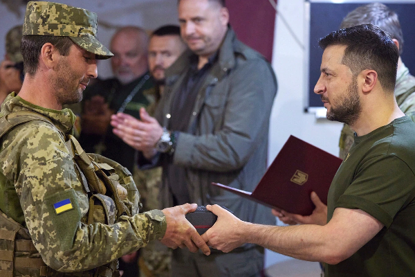 தந்தையர் தினத்தில் ஜெலென்ஸ்கி வெளியிட்ட உருக்கமான காணொளி | Ukraine Russia War Father S Day Celebration Ukrain