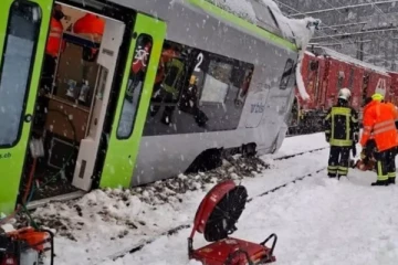 சுவிட்சர்லாந்தில் 80 பேருடன் தடம் புரண்ட ரயில் ; ஹெலிகாட்பர்கள் மூலம் மீட்பு பணி