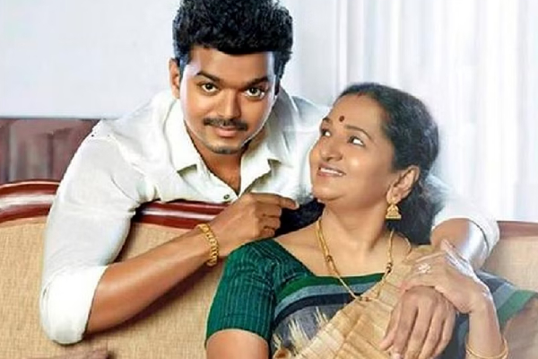 விஜய்யின் அம்மா தொடர்ந்து பார்க்கும் சன் டிவி சீரியல்! எது தெரியுமா? | Actor Vijay Mother Favorite Serial விஜய்யின் அம்மா தொடர்ந்து பார்க்கும் சன் டிவி சீரியல்! எது தெரியுமா? | Actor Vijay Mother Favorite Serial