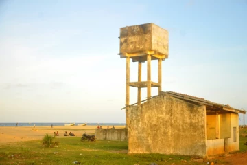 கல்முனை ஐஸ் வாடி பகுதியில் இடிந்து விழும் நிலையிலுள்ள நீர்த்தாங்கி: அச்சத்தில் மக்கள்