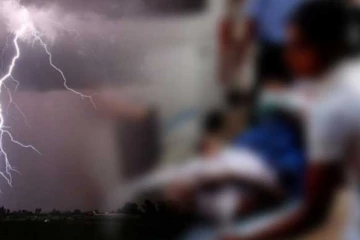 අවමංගල්‍යයකට එක්වූ පිරිසකට අකුණු සැර වැදී සිදුවූ දේ.