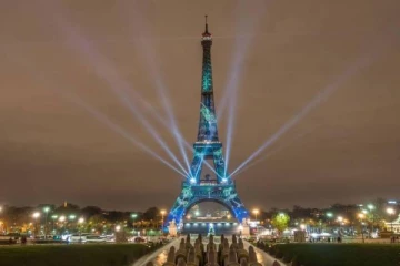 புகழ்பெற்ற சுற்றுலா தளமான ஈபிள் கோபுரத்தில் ஏற்பட்ட மாற்றம்