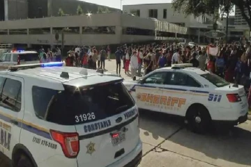 கிறிஸ்துவ ஆலயம் ஒன்றிற்கு துப்பாக்கி, குழந்தையுடன் நுழைந்த பெண் சுட்டுக்கொலை!