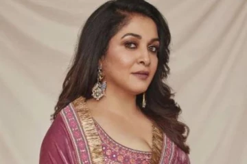 நடிகை ரம்யா கிருஷ்ணன் அணிந்த இந்த புடவை மட்டும் இத்தனை லட்சமா?- அப்படி என்ன ஸ்பெஷல்