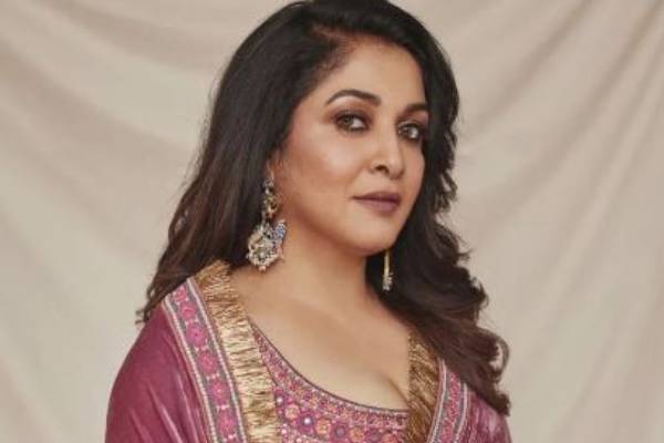 நடிகை ரம்யா கிருஷ்ணன் அணிந்த இந்த புடவை மட்டும் இத்தனை லட்சமா?- அப்படி என்ன ஸ்பெஷல்