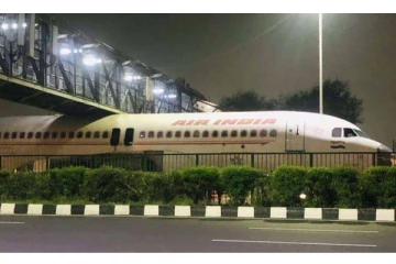 பாலத்தின் கீழ் மாட்டிக்கொண்ட ஏர் இந்தியா விமானம்! வைரலாகும் வீடியோக்கள்