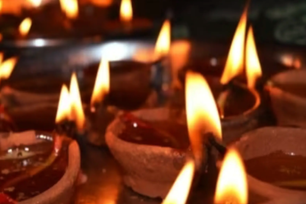 தீபாவளி விளக்கு ஏற்றப்போறீங்களா? இதை மட்டும் செய்ய மறக்காதீங்க | Things To Do While Lighting Lamps On Diwali Tamil