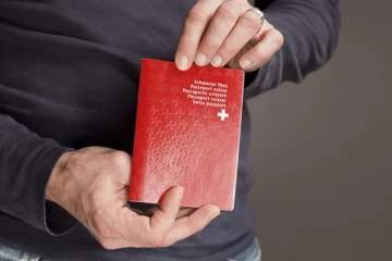 சுவிட்சர்லாந்தில் பிறந்தவர்களுக்கு சுவிஸ் குடியுரிமை அளிக்கும் திட்டம் தொடர்பில் வெளியாகியுள்ள ஒரு ஏமாற்றமளிக்கும் தகவல்