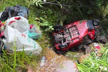 දරුණු අනතුරක් - එකම පවුලේ පිරිසක් ගමන් ගත් ත්‍රීරෝද රථයක් අඩි 50ක් ප්‍රපාතයකට