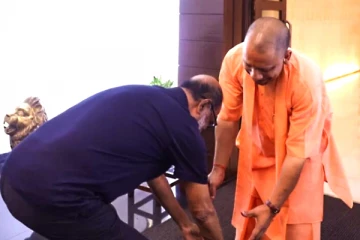 யோகி ஆதித்யநாத் காலில் விழுந்து வணங்கிய ரஜினிகாந்த்; வைரலாகும் வீடியோ