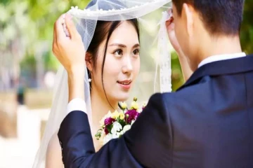 வருங்கால கணவரின் 21 லட்சம் ரூபாய் கடனை அடைத்து திருமணம் செய்துக்கொண்ட பெண்!