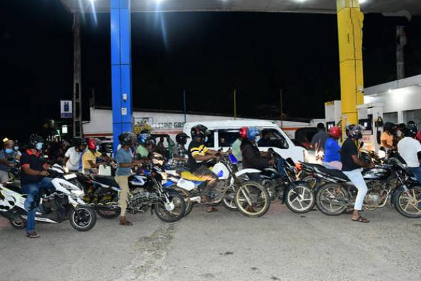 புத்தளத்தில் இப்படி ஒரு நிலையா? நீண்ட வரிசையில் நின்ற மக்கள்! | People Standing Long Petrol Stations Puttalam புத்தளத்தில் இப்படி ஒரு நிலையா? நீண்ட வரிசையில் நின்ற மக்கள்! | People Standing Long Petrol Stations Puttalam