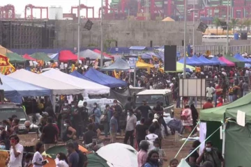 ஆர்ப்பாட்டக்களத்தில் நடக்கும் புத்தாண்டு கொண்டாட்டம்!