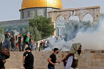 அல் அக்ஸா மசூதிக்குள் தாக்குதல்