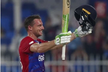 டி20 கிரிக்கெட்டில் முதல் சதம் அடித்த ஜோஸ் பட்லர்! கடின இலக்குடன் வாழ்வா சாவா என ஆடிவரும் இலங்கை