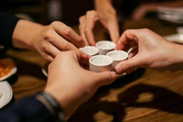 இளைஞர்களை அதிக மது அருந்த கோரும் நாடு | Japan Wants Young People Drink More Alcohol