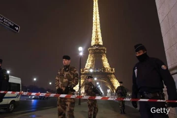 ஈபிள் கோபுரத்துக்கு வெடிகுண்டு மிரட்டல்... பிரான்சில் பெரும் பரபரப்பு