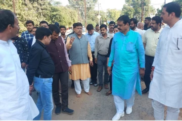 சாலைகளை சீரமைக்கும் வரை செருப்பு போடமாட்டேன் - சபதம் எடுத்த பாஜக அமைச்சர்