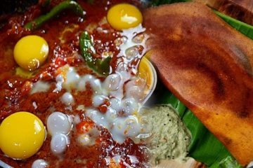 வீட்டிலேயே செய்யலாம் கார முட்டை தோசை! ரெசிபி இதோ