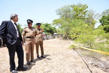 மனிதப் புதைகுழிகளை பார்வையிட்ட நீதி அமைச்சர் ஹர்ஷண நாணயக்கார