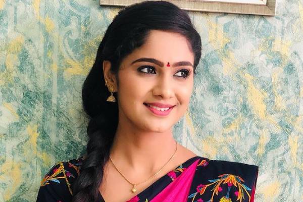 சீரியல் நடிகை தேஜஸ்வினிக்கு திடீரென நிச்சயதார்த்தம் முடிந்தது- அழகிய ஜோடியின் புகைப்படம்