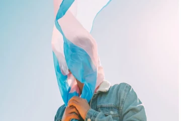 10 ஆண்டு திருமண வாழ்க்கை.. 2 குழந்தைகள் பெற்ற பிறகு ஆணாக மாறிய இளம்பெண்! அதிரவைக்கும் காரணம்