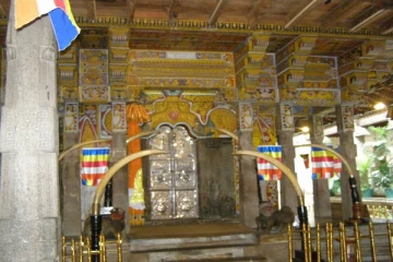 தலதா மாளிகையில் விற்பனை செய்யப்பட்ட புத்தரின் பல்லால் சர்ச்சை