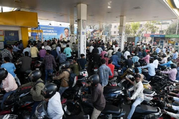 தமிழக பெட்ரோல் பங்குகளில் நள்ளிரவு வரை அலைமோதிய கூட்டம்!