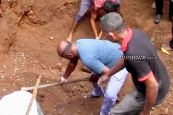 தொழிலாளர்கள் மீது சரிந்து விழுந்த மண் மேடு ; மூவரும் பலி | Landslide Collapsed On Workers