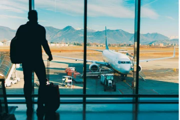 வெளிநாடு செல்ல காத்திருக்கும் இலங்கையர்களுக்கு பொலிஸார் விடுத்துள்ள எச்சரிக்கை