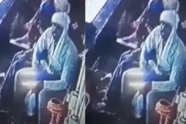 பேசிக் கொண்டிருக்கும் போதே மாரடைப்பால் உயிரிழந்த டெலிவரி ஊழியர்.., அதிர்ச்சி வீடியோ | Delivery Worker Dies Of Heart Attack