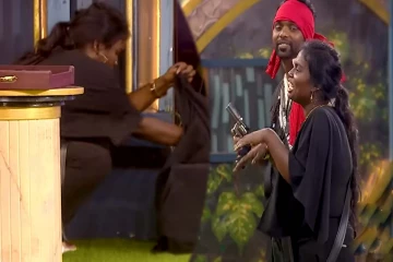 Bigg Boss 10: மக்களின் சுவாரசியத்திற்காக முனியம்மாவின் விபரீத செயல்... அச்சச்சோ இப்படி மாட்டிக்கிட்டாரே?