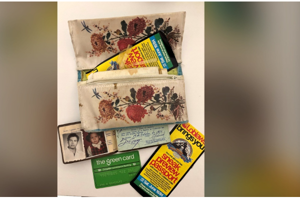 காணாமல் போன பணப்பை 40 ஆண்டுகளின் பின்னர் கண்டுபிடிப்பு | Forgotten Wallet Found At Toronto S Eaton Centre